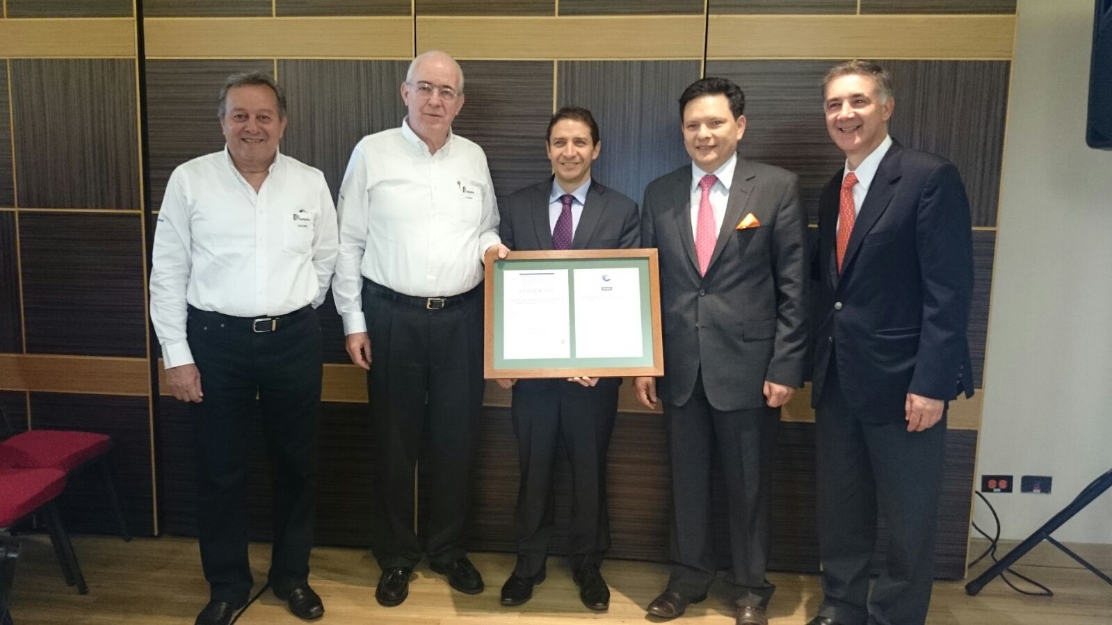 Aparecen de izquierda a derecha: Francisco Barriga Manjarrés, Jefe de gestión Organizacional de Fedepalma, Jens Mesa Dishington, Presidente Ejecutivo de Fedepalma, Carlos Bahamon González, Director Regional Centro y Sur Oriente del Icontec, Luis Francisco Dangond Lacouture, Presidente de la Junta Directiva de la Federación y Luis Miguel Jaramillo, Vicepresidente de junta directiva de Fedepalma.