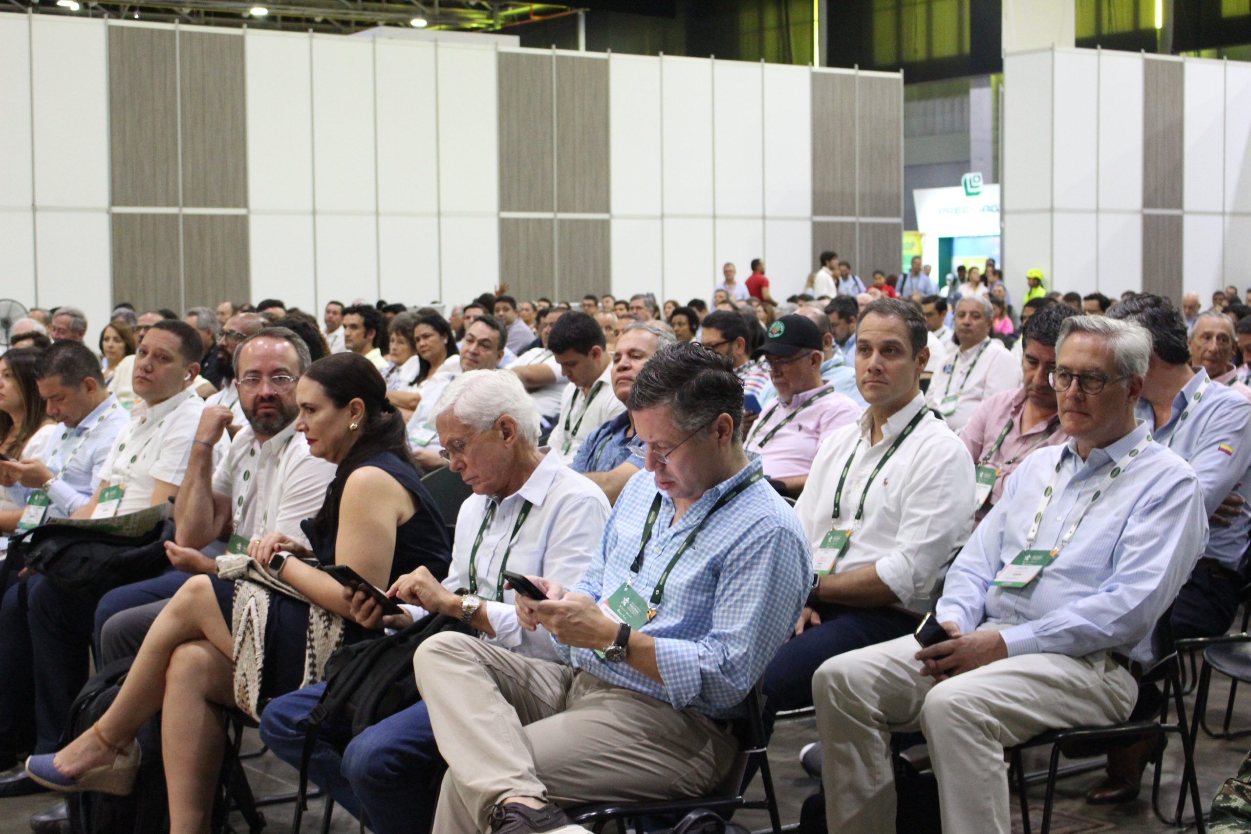Gran audiencia de asistentes durante una conferencia o congreso