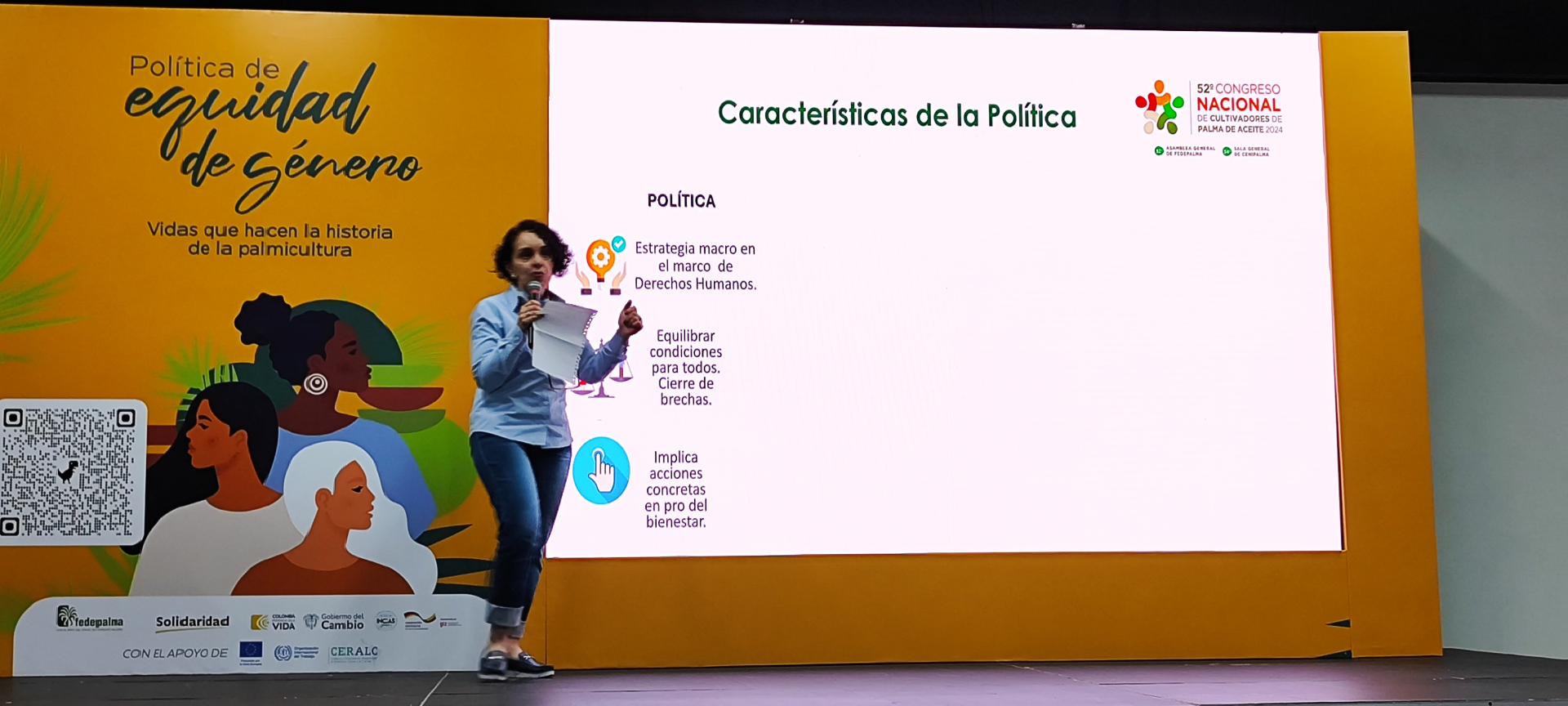 mujer da una presentación sobre la 'Política de Equidad de Género' en el 53° Congreso Nacional de Cultivadores de Palma de Aceite.