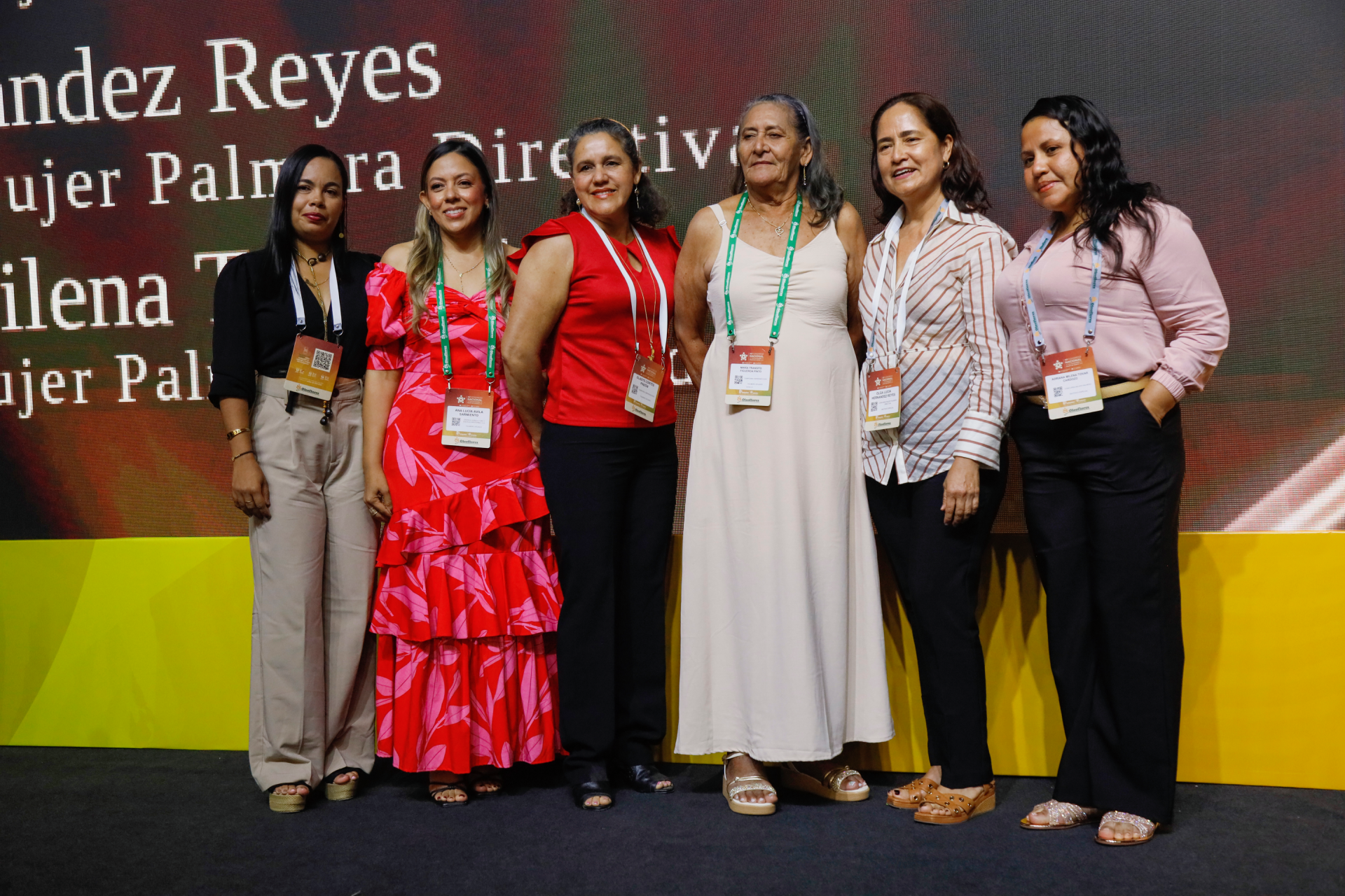 mujeres de diversas edades posando juntas durante reconocimiento a la mujer palmera