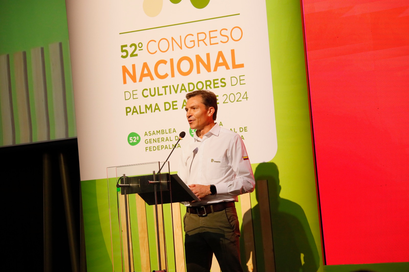 Hombre dando un discurso en el "52° Congreso Nacional de Cultivadores de Palma de Aceite 2024".