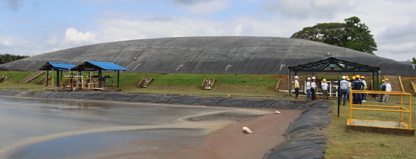 Vista panorámica de un sistema de tratamiento de aguas o laguna de oxidación