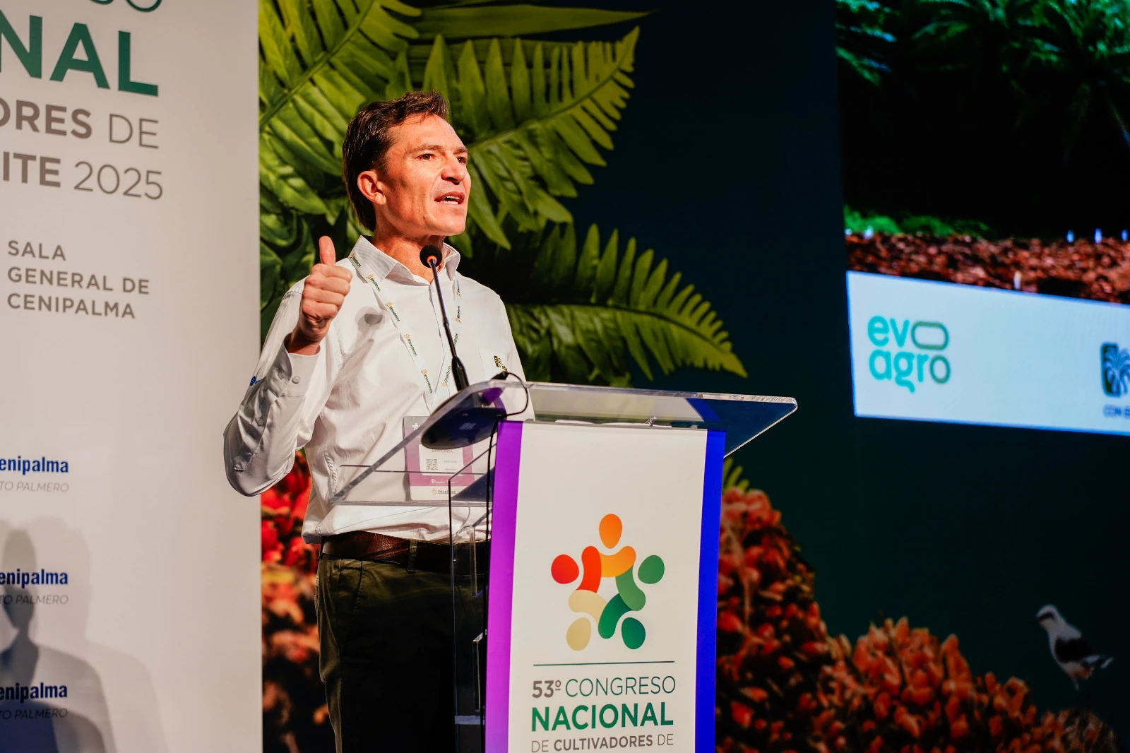 "Orador dando una presentación en el 53° Congreso Nacional de Cultivadores de Palma de Aceite 2025