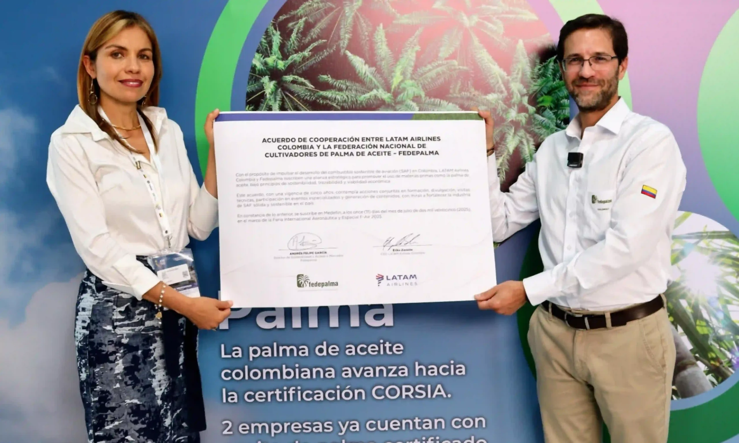 Una mujer y un hombre, sosteniendo un documento de "Acuerdo de Cooperación entre LATAM Airlines Colombia y Fedepalma".