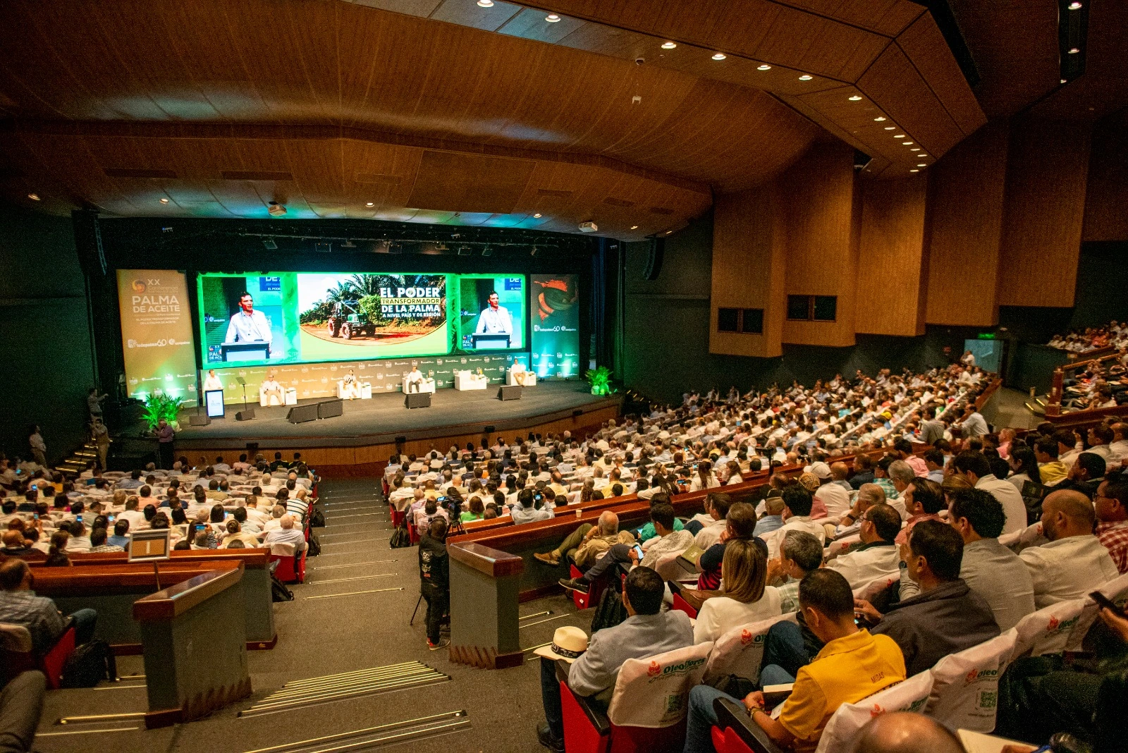 Vista panorámica de un gran auditorio