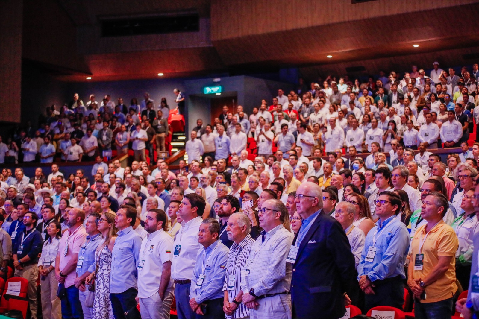 Multitud de asistentes en un auditorio durante conferencia