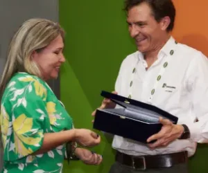 Nicolás Pérez Marulanda entrega Premio Mujer Palmera 2023 (1)